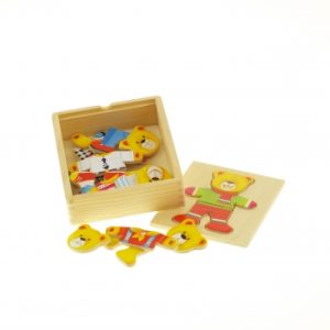 MEDVJED WILLI S ODJEĆOM U KUTIJI